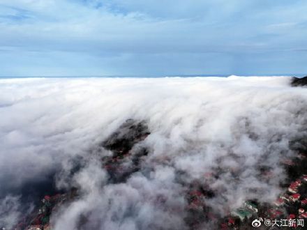 庐山现气势恢宏的瀑布云景观