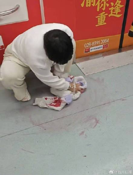 重庆地铁擦血女子已在华西接受治疗