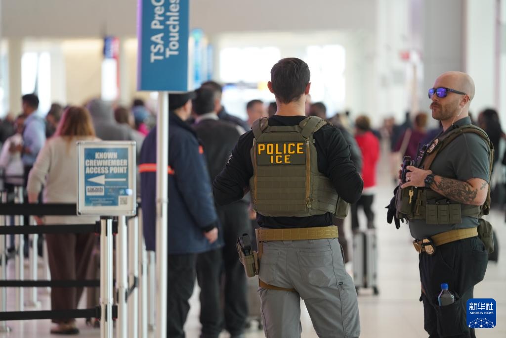 美国移民执法人员开始在机场执勤