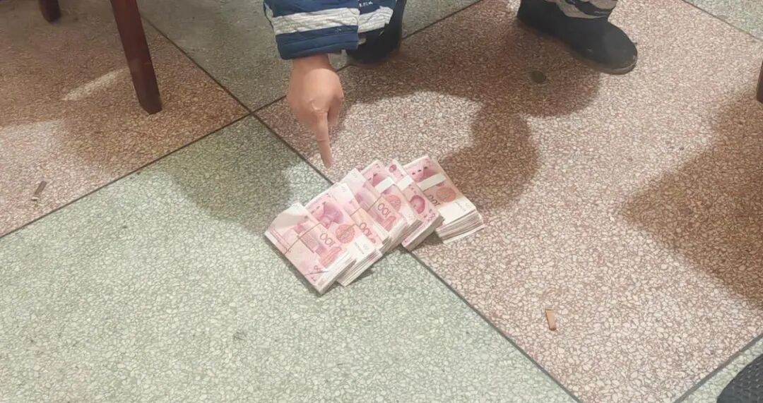 山林中藏了8万元现金，无人机迅速升空……