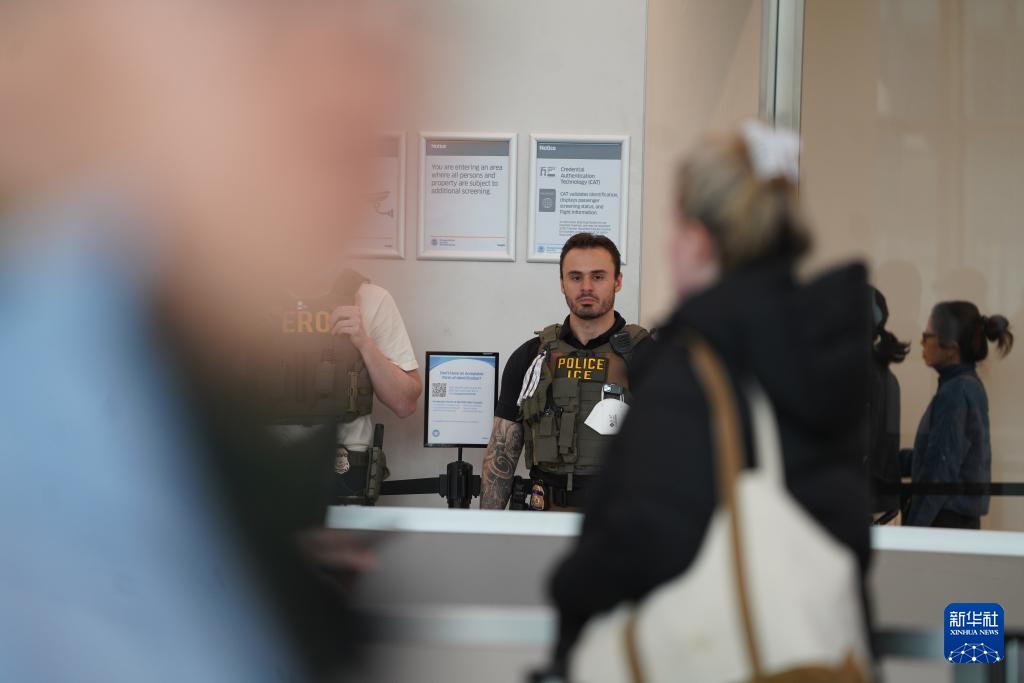 美国移民执法人员开始在机场执勤