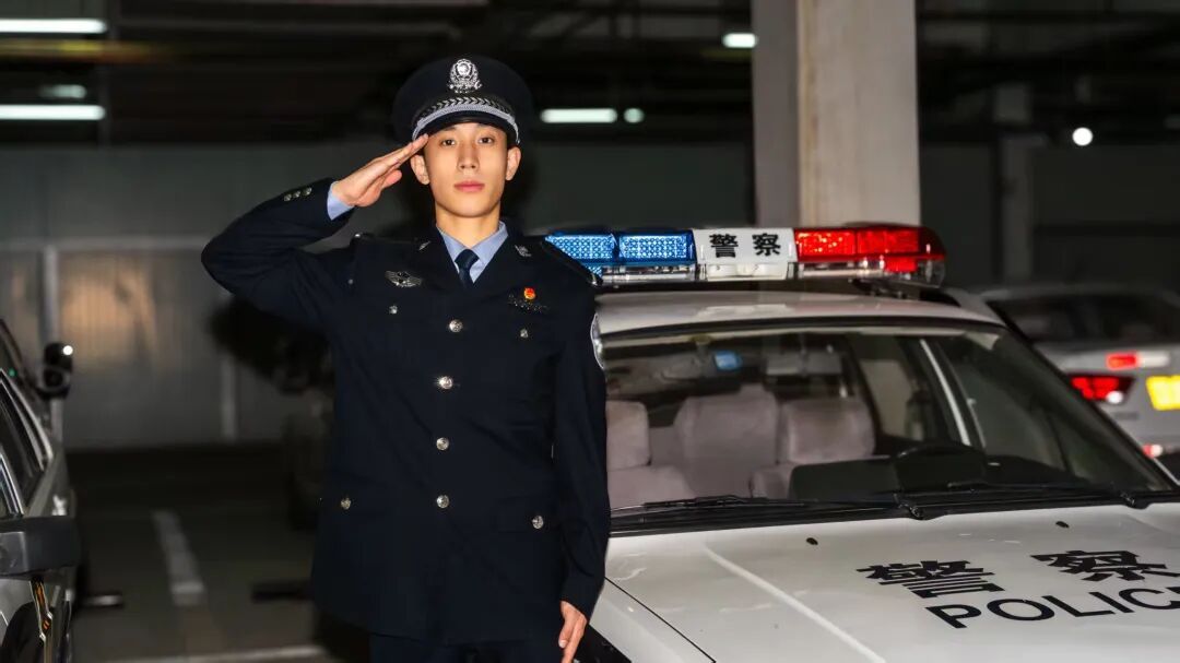 “住手，我是公安大学的！”地铁站台上男子猛击女子头部，大学生挺身隔开，记三等功