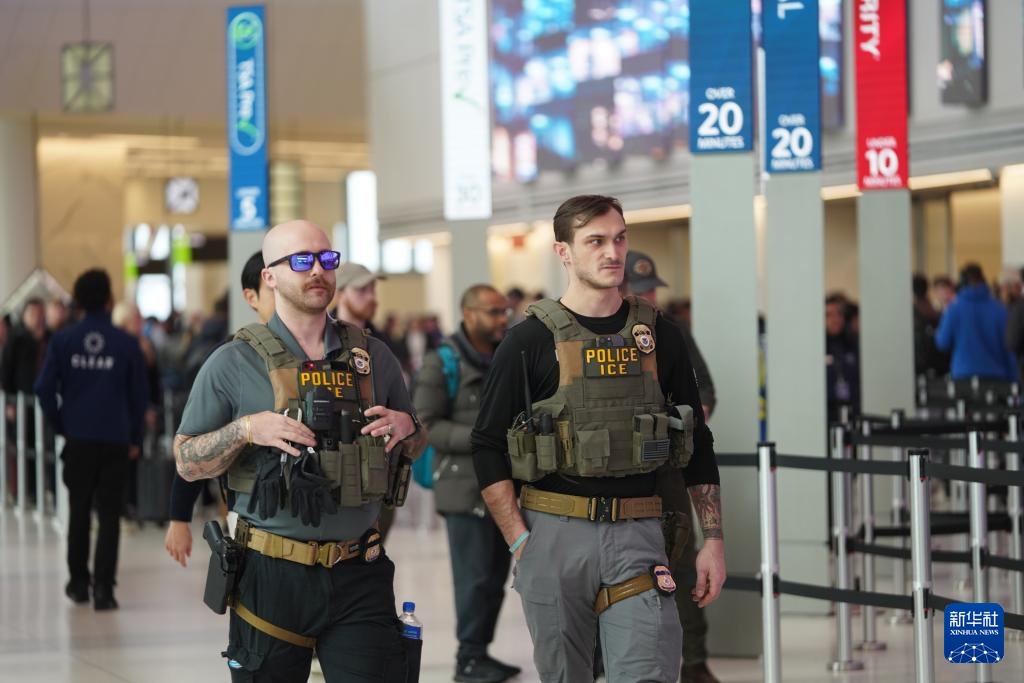 美国移民执法人员开始在机场执勤