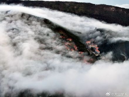 庐山现气势恢宏的瀑布云景观