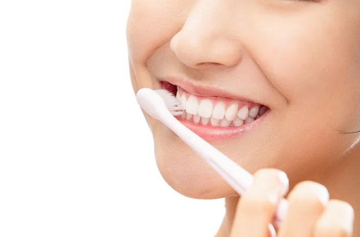 不刷牙睡觉 VS 不刷牙吃早餐，哪个更伤身？