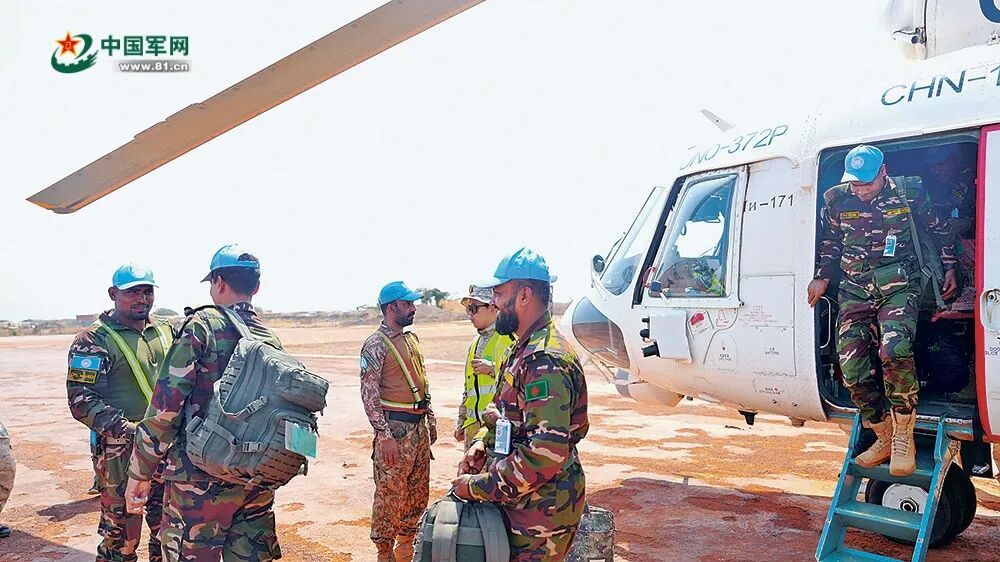 我赴阿卜耶伊维和直升机分队圆满完成任务区驻点部队撤离运输任务