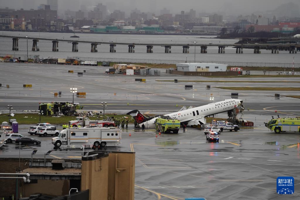 美国客机和消防车相撞造成2人死亡