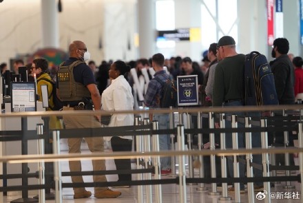 美国移民执法人员开始在机场执勤