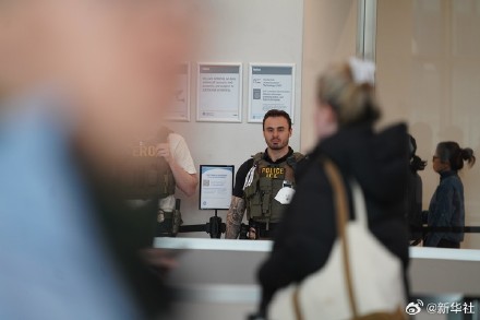 美国移民执法人员开始在机场执勤