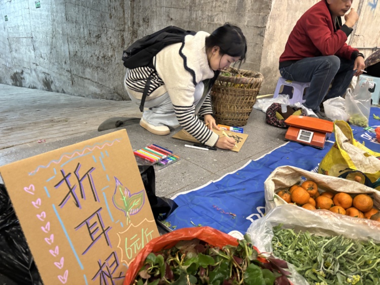背着画具、抱着纸板；既不吆喝，也不讨价还价，这群“顾客”让菜农笑开了花~