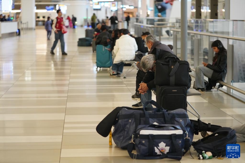 美国客机和消防车相撞造成2人死亡