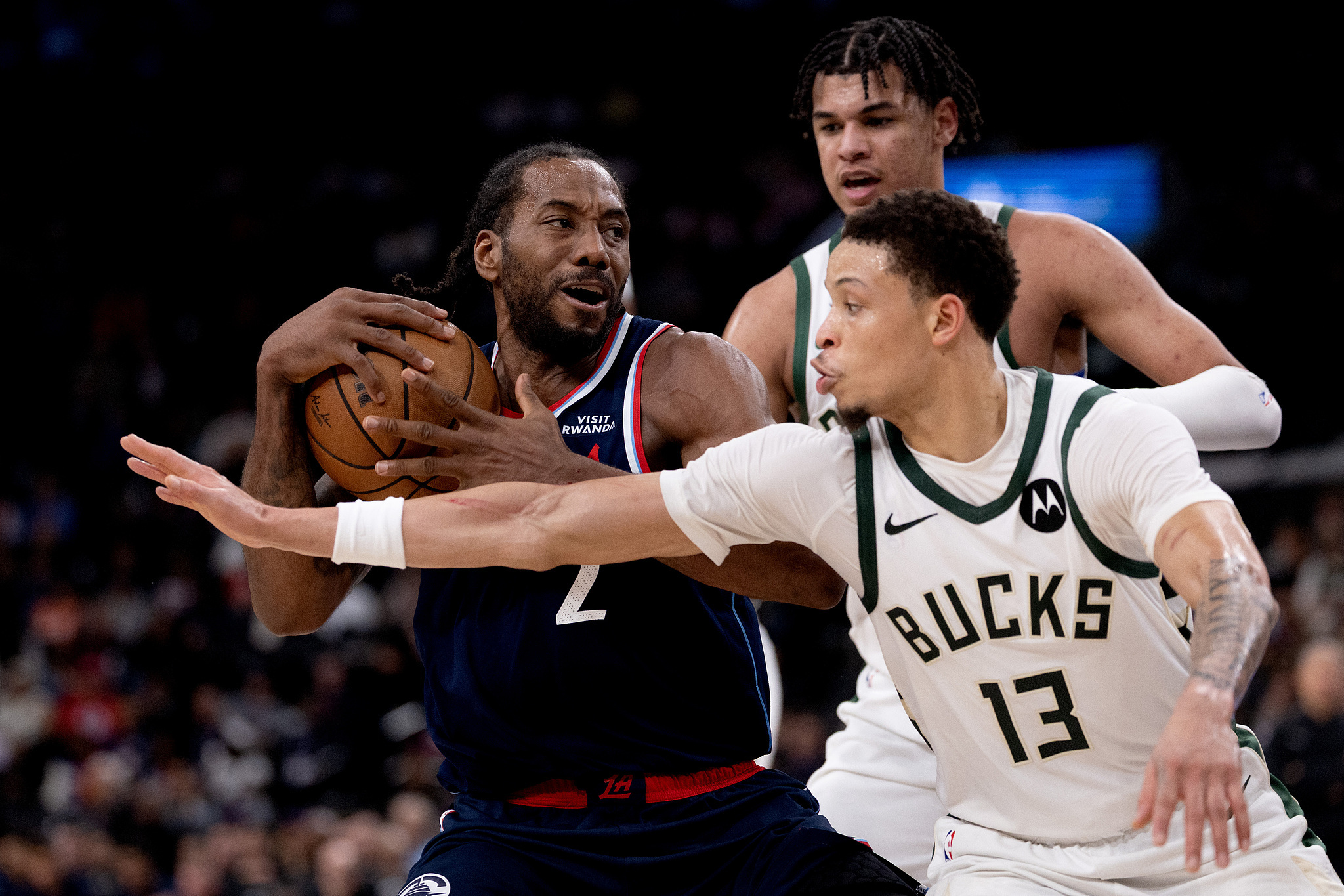 莱昂纳德28+5加兰15+6 快船轻取雄鹿两连胜