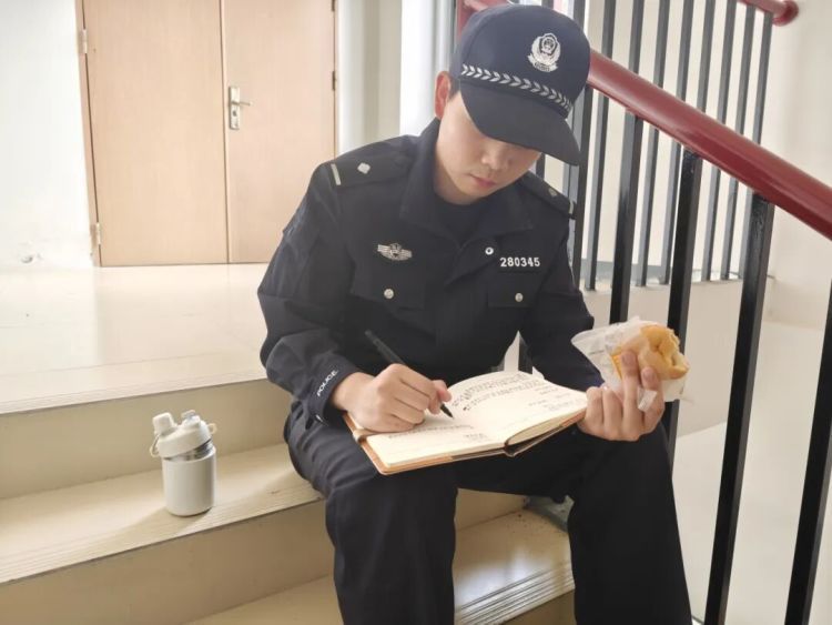 那个蹲在单元楼道啃面包的新警，后来怎样了？