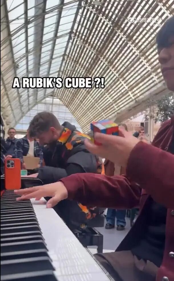 郎朗现身巴黎与外国博主斗琴，弹琴时还腾出一只手花式玩魔方，现场氛围燃炸了