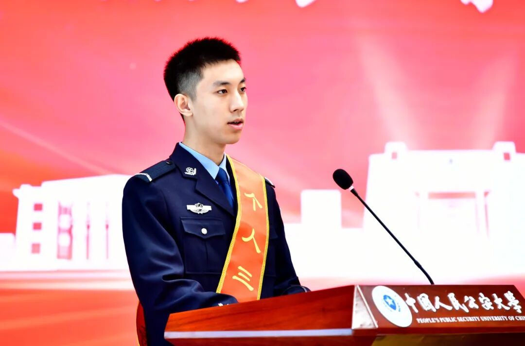 “住手，我是公安大学的！”地铁站台上男子猛击女子头部，大学生挺身隔开，记三等功