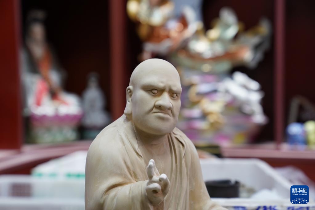 景德镇“瓷雕曾”第四代传人：让传统陶瓷以现代风貌重生