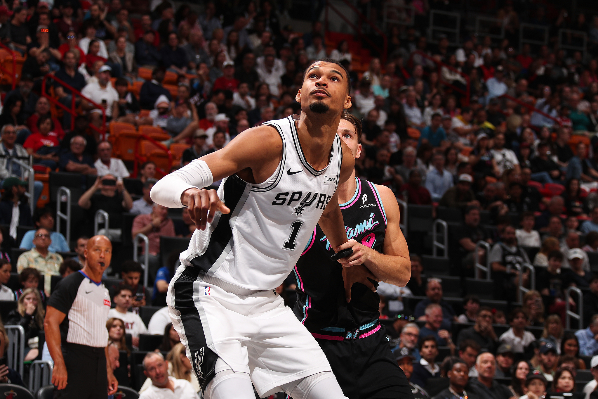 文班亚马26+15+5哈珀21+4+6 马刺大胜热火取6连胜