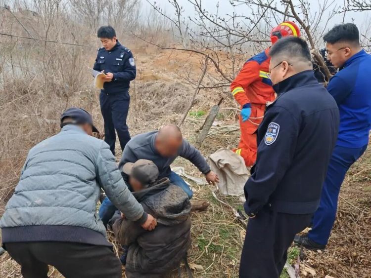 命悬“一线” ！青岛九旬老汉砍树枝踩空，被悬挂在水库岸边，紧急施救！