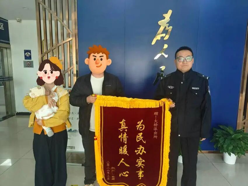 半年后宝妈抱娃送锦旗，背后的故事很暖