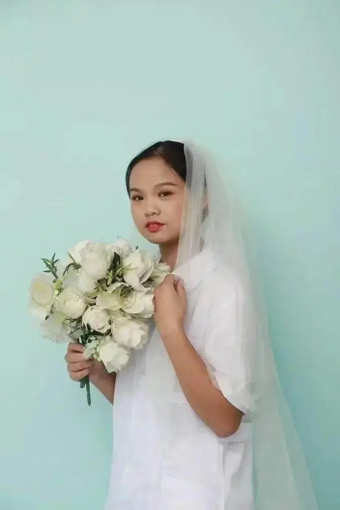 让人心疼！22岁女孩地铁上吐血后默默用外套擦地，今天上午还在医院抢救