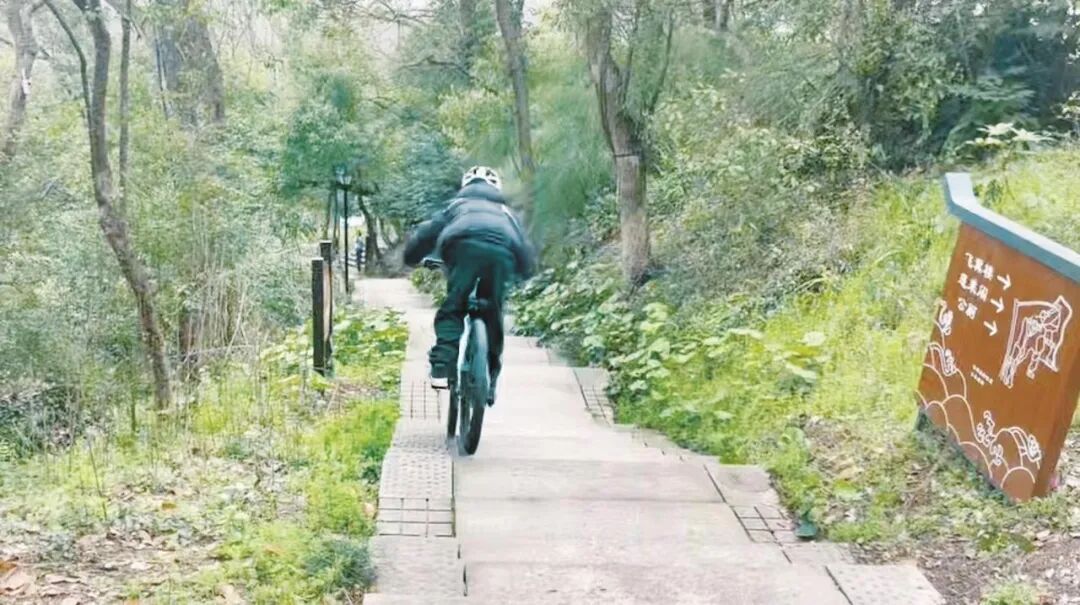 府山公园这一幕，心都提到嗓子眼了！