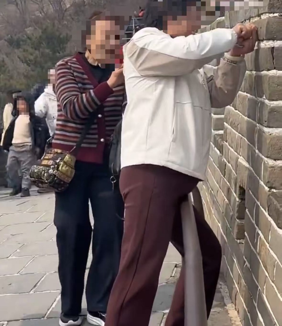 两女子在八达岭长城刻字拍照，回应：人找到了，已移交警方处理