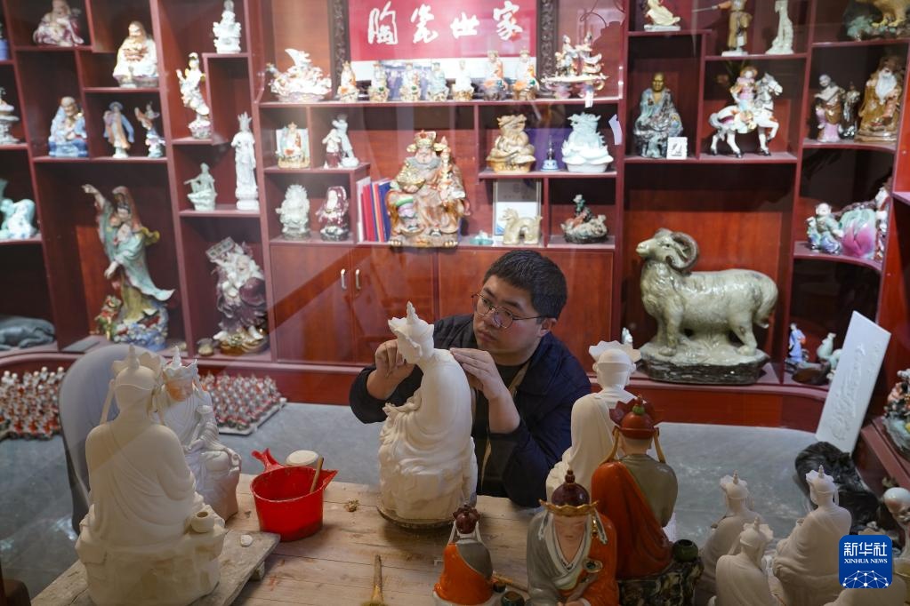 景德镇“瓷雕曾”第四代传人：让传统陶瓷以现代风貌重生