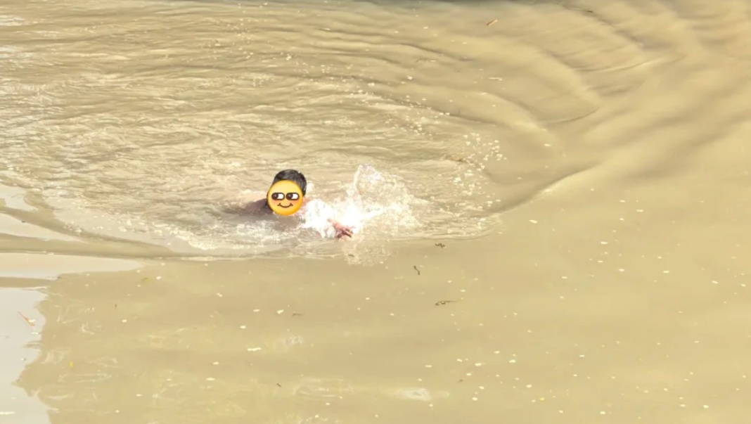 惊心！上海陆家嘴水环现老人野泳，到底安全吗？网友热议