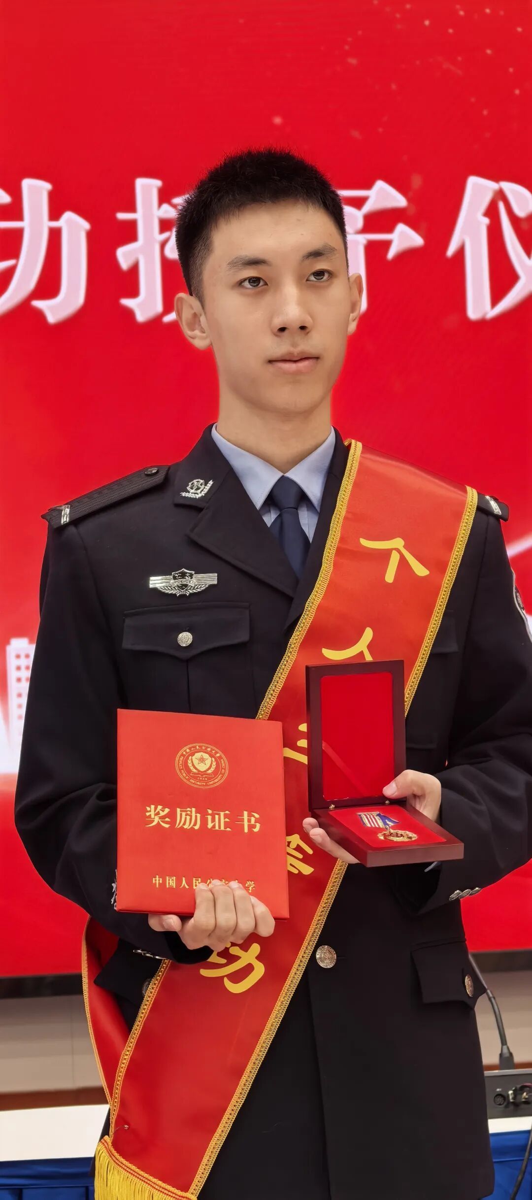 个人三等功！那个在地铁站喊“住手”的公大学生获表彰