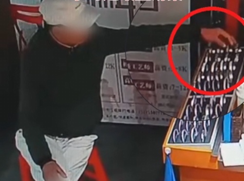 求镯得“镯”！男子盗窃银手镯，收获“金”手铐