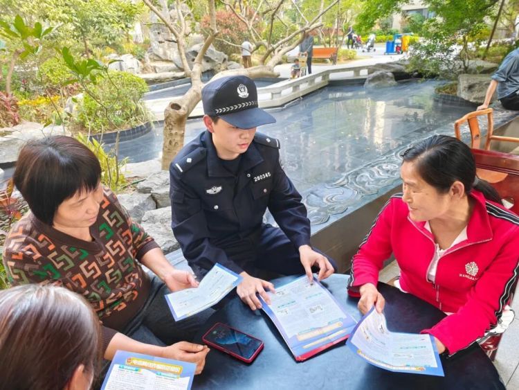 那个蹲在单元楼道啃面包的新警，后来怎样了？