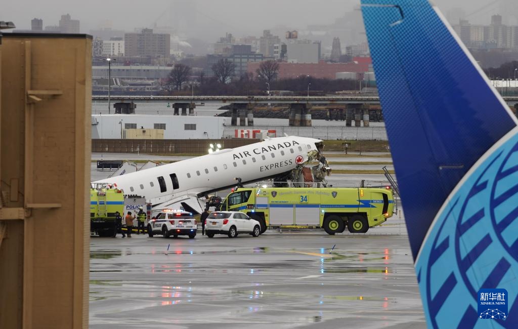 美国客机和消防车相撞造成2人死亡