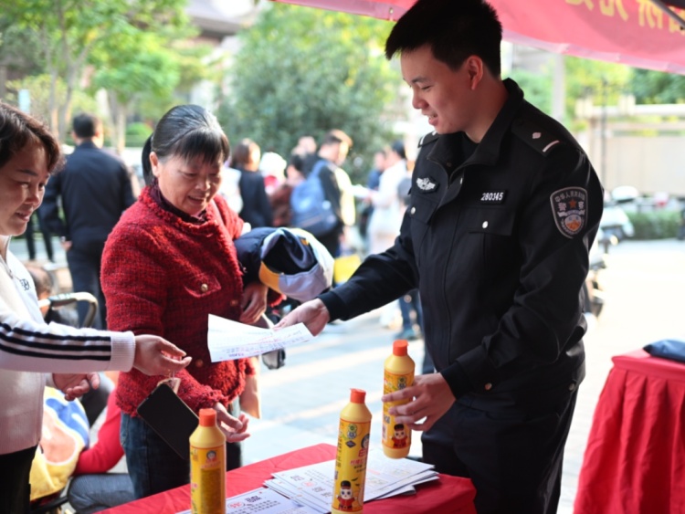 那个蹲在单元楼道啃面包的新警，后来怎样了？