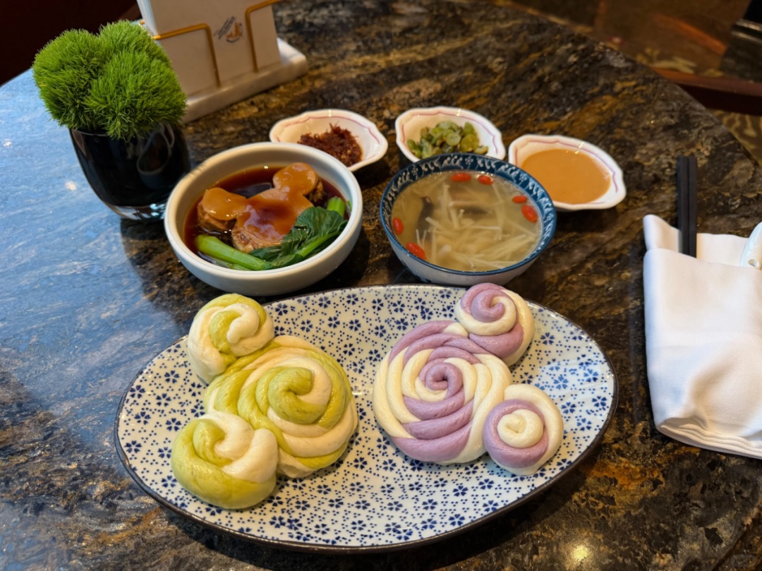 迪士尼推出10周年套餐，包子+薯片卖70元，网友怒了：离谱！