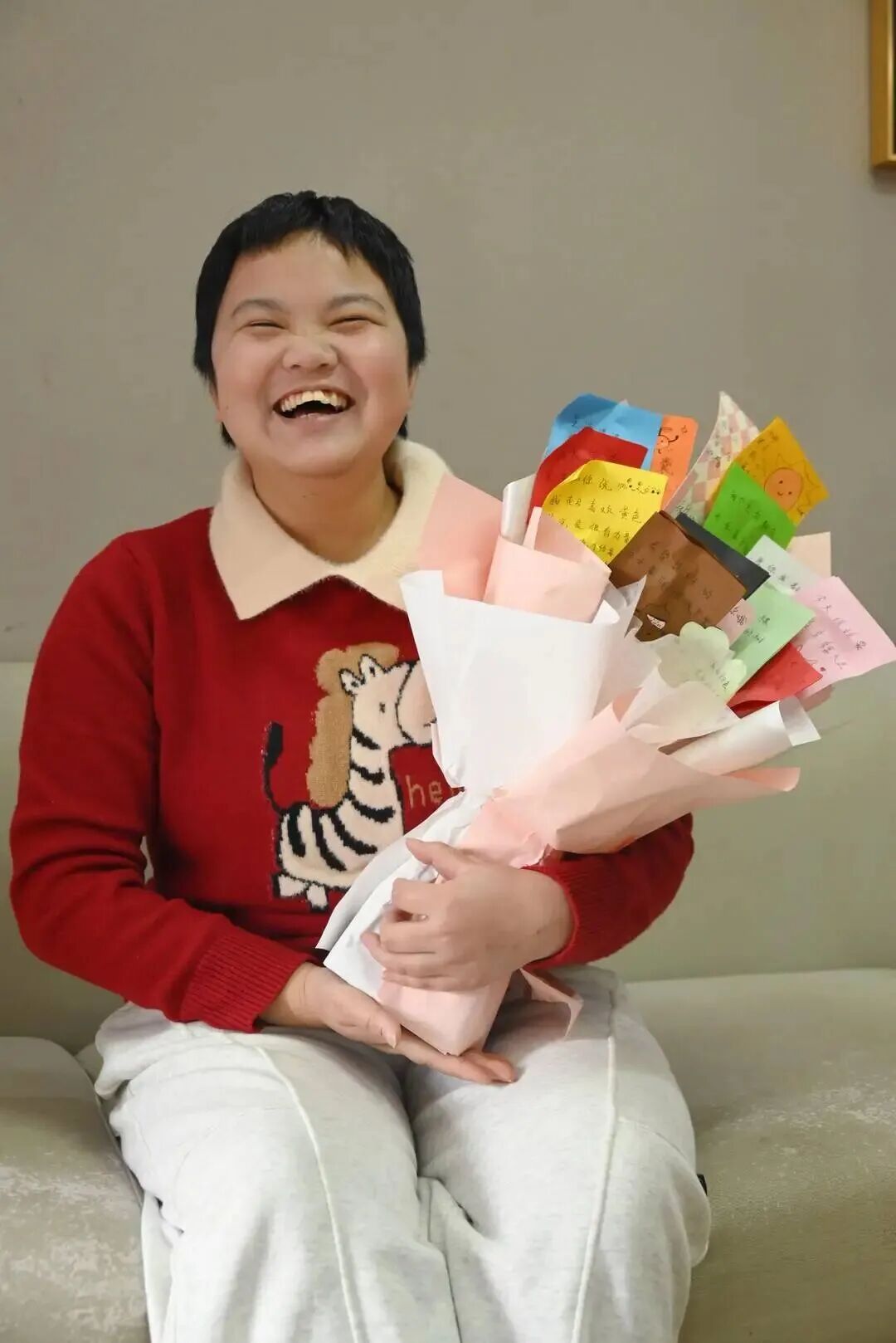 女孩地铁吐血后，脱外套将地板擦干？本人回应