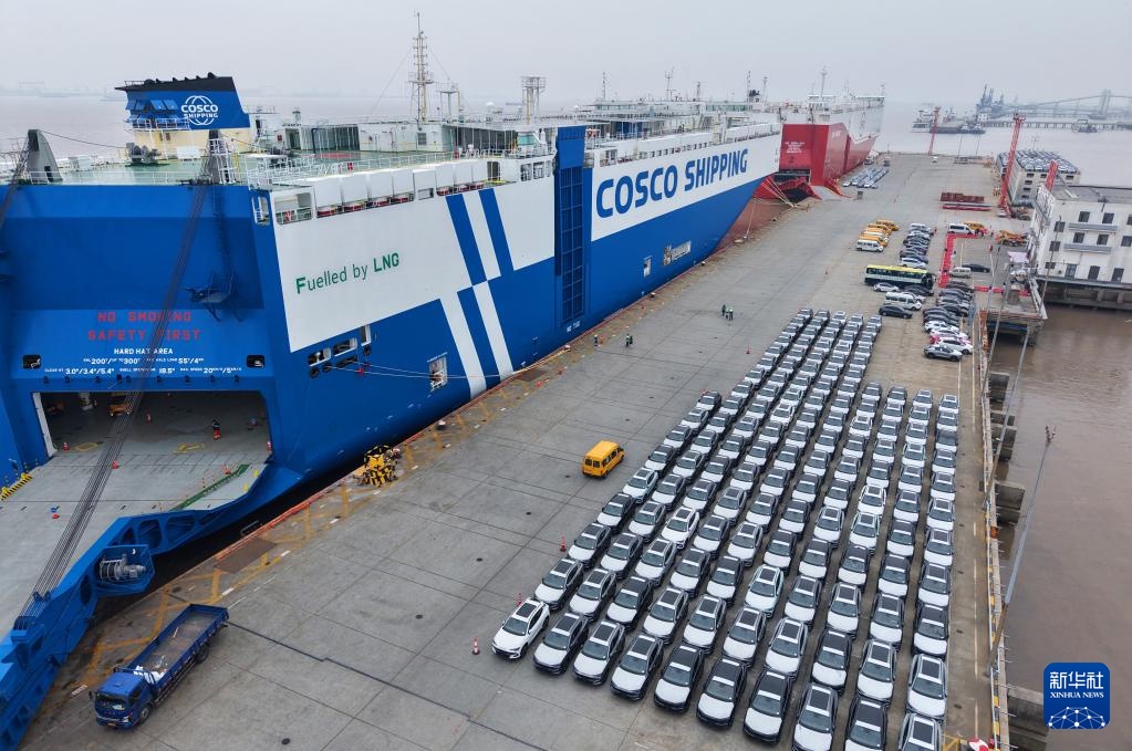 充满活力的上海外高桥海通码头