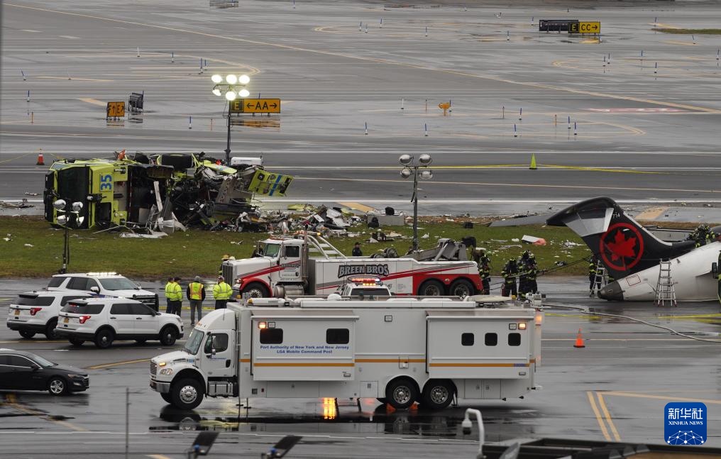 美国客机和消防车相撞造成2人死亡