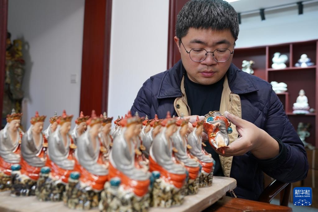 景德镇“瓷雕曾”第四代传人：让传统陶瓷以现代风貌重生