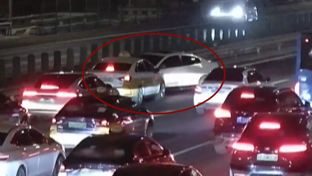 北京深夜连发三起事故！都出现了一辆白色汽车——