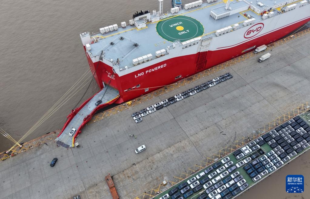 充满活力的上海外高桥海通码头