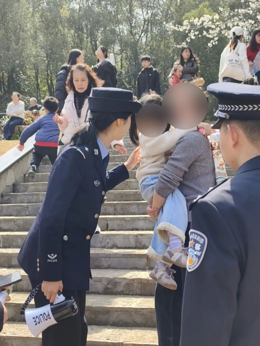 花花迷人眼，走丢可急眼！樱花节当天，民警“捡到”21个孩子