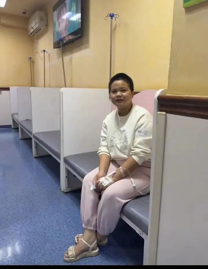 女孩地铁吐血后，脱外套将地板擦干？本人回应