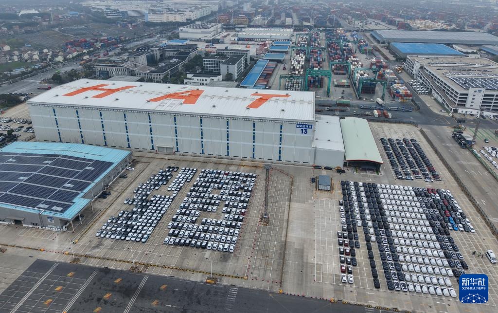 充满活力的上海外高桥海通码头