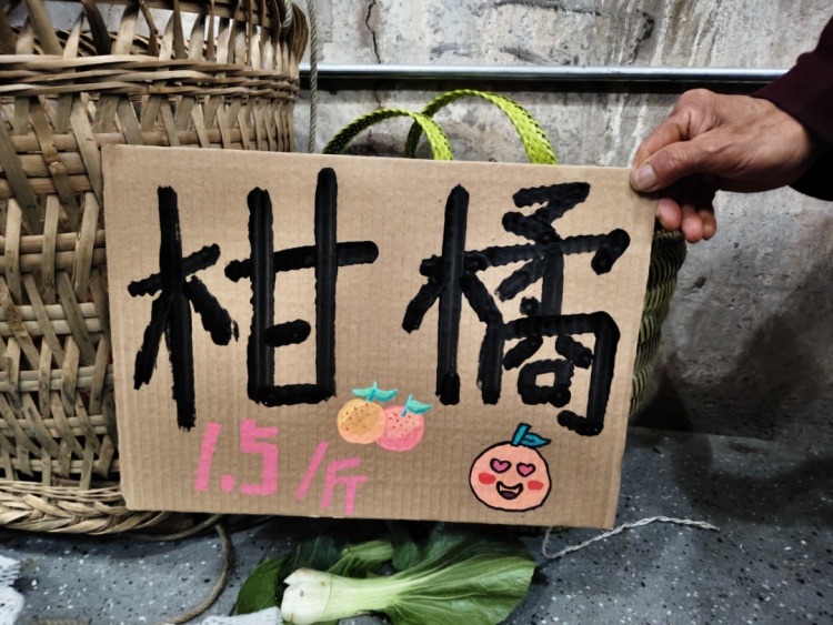 背着画具、抱着纸板；既不吆喝，也不讨价还价，这群“顾客”让菜农笑开了花~