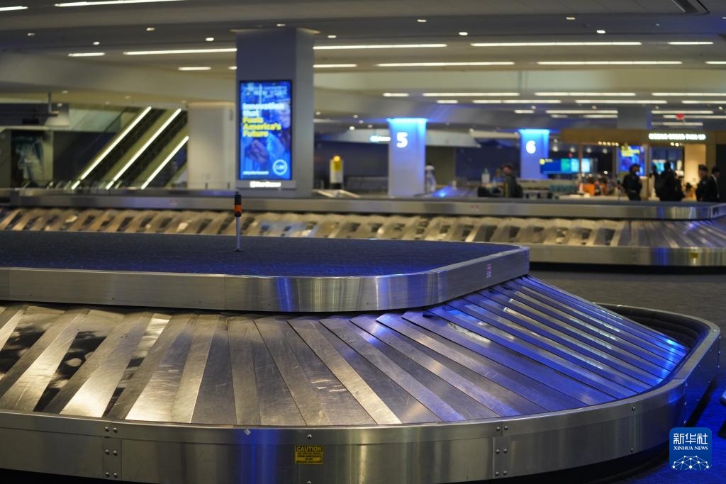 美国客机和消防车相撞造成2人死亡