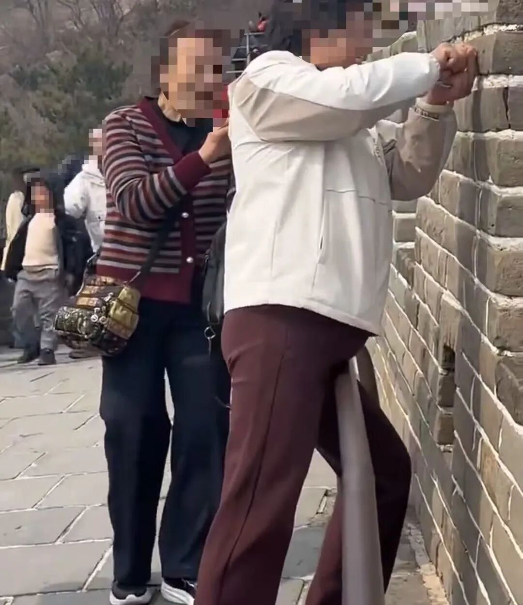 官方通报“两女子在八达岭长城刻字拍照”：行政拘留并处罚款