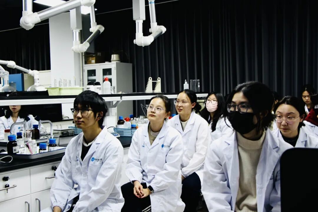 “化妆品”课热度极高！大学回应→