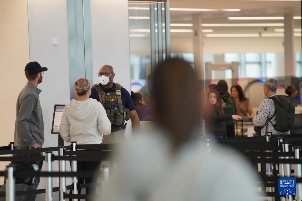 美国移民执法人员开始在机场执勤