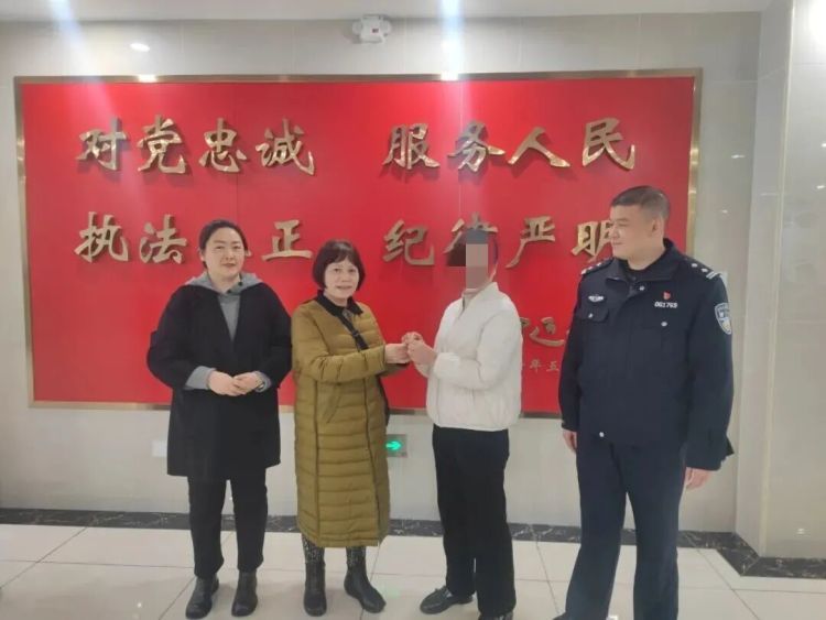 宜昌女子逛超市，捡到个黄金手镯，价值2万多……