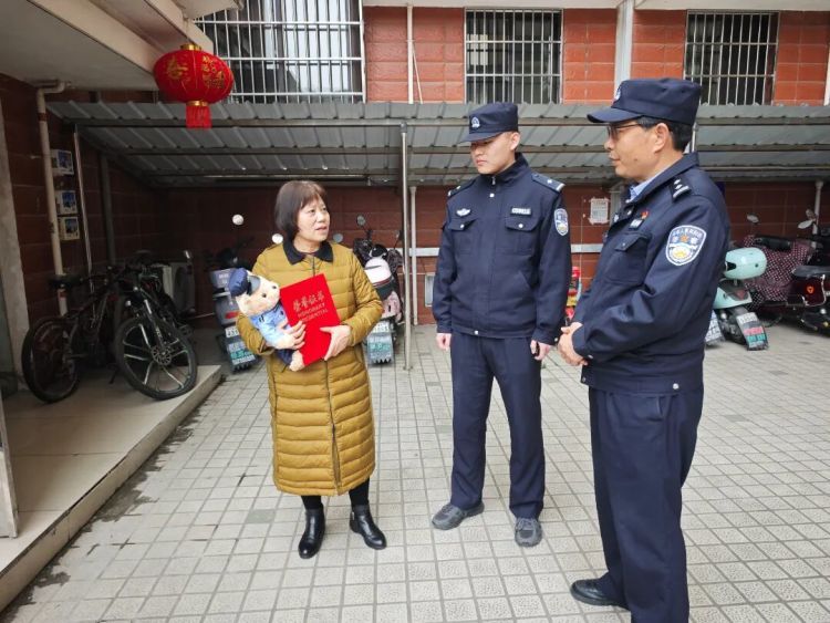 宜昌女子逛超市，捡到个黄金手镯，价值2万多……